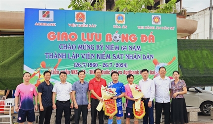 Giao hữu bóng đá giữa Viện KSND huyện Quốc Oai với Ngân hàng Nông...